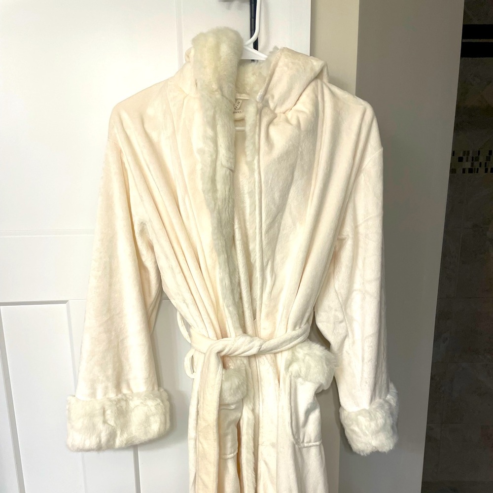 Ivory Alpaca Faux Fur Robe Pottery Barn Size Small